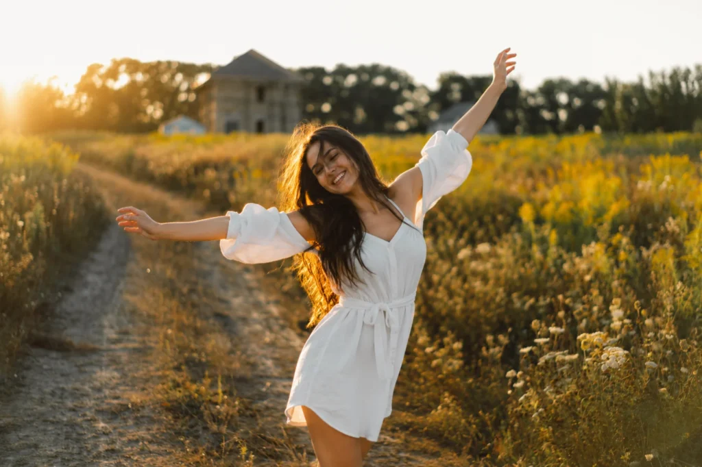 Sur cette photo il y a une femme enthousiaste qui retrouve sa valeur et sa joie de vivre après la fuite d'un homme