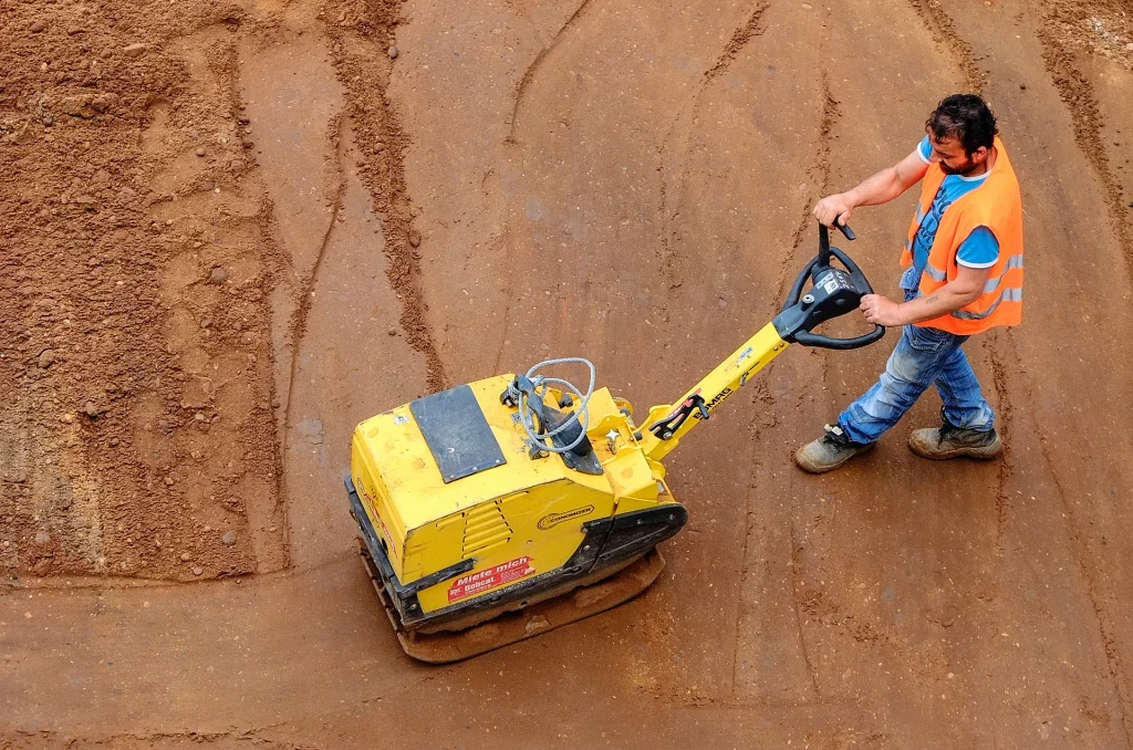 cette image représente un homme qui coule du béton, à l'image de la construction d'une maison qui symbolise les fondations de l'excellence