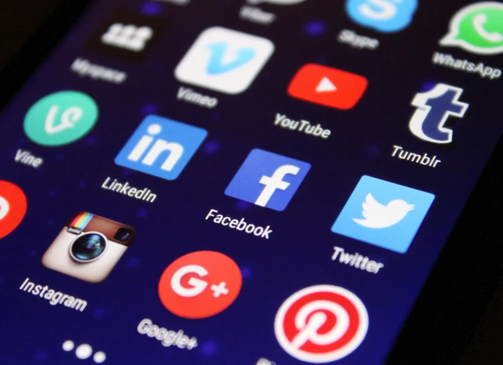 cette image représente le piège des réseaux sociaux qui limitent les compétences humaines à travers la distraction et la perte de temps
